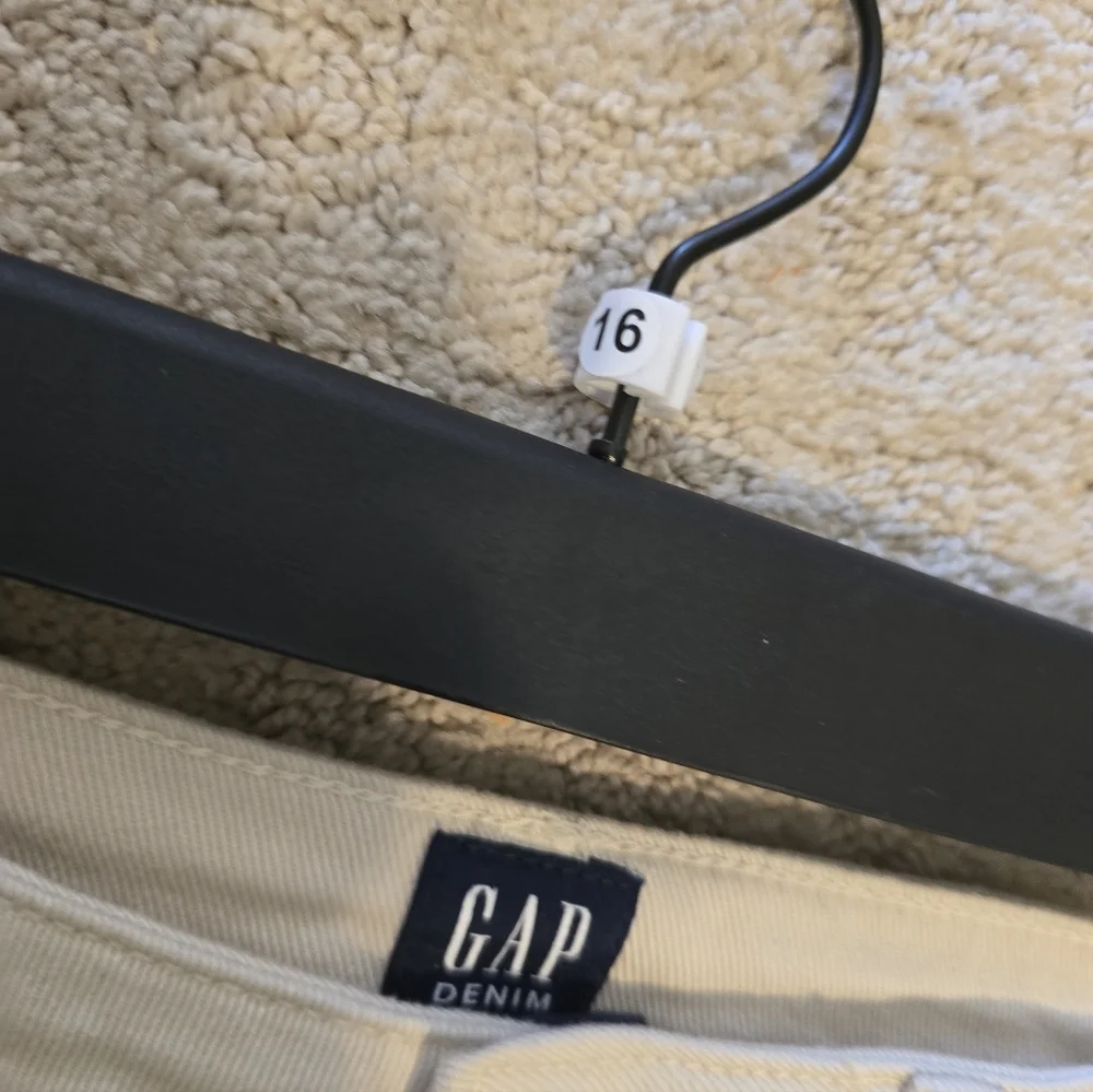 NWT! GAP Girls Cream Embroidered Floral & Heart Denim Shorts
